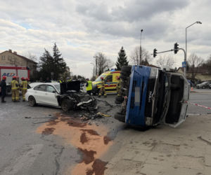 Wypadek w Markach. Autobus zderzył się z osobówką. Jest wielu rannych!