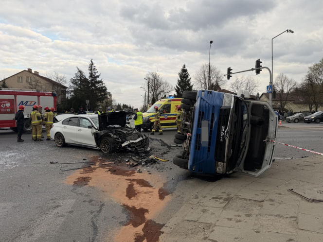 Wypadek w Markach. Autobus zderzył się z osobówką. Jest wielu rannych!