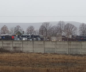 Mieszkańcy Chabielic w szoku, nikt nie wiedział o składowisku! A kto posprząta beczki?