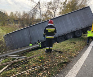 TIR spadł ze skarpy na trasie S1. Droga jest całkowicie zablokowana. Utrudnienia potrwają kilka godzin