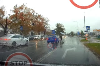Ominął auto i prawie rozjechał pieszego. Szok na pasach we Wrocławiu! [WIDEO]
