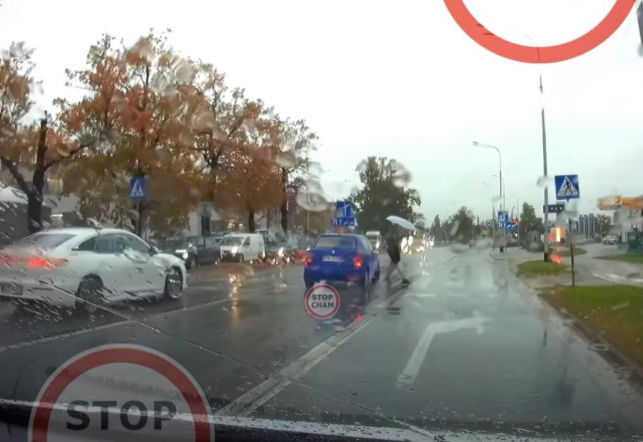 Ominął auto i prawie rozjechał pieszego. Szok na pasach we Wrocławiu! [WIDEO]