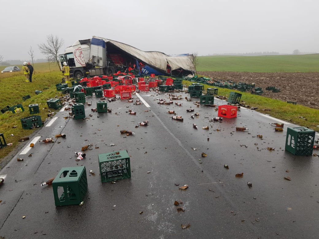 Wypadek ciężarówki z piwem. Setki litrów alkoholu rozlały się po DK 57