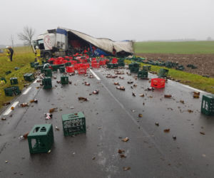 Wypadek ciężarówki z piwem. Setki litrów alkoholu rozlały się po DK 57