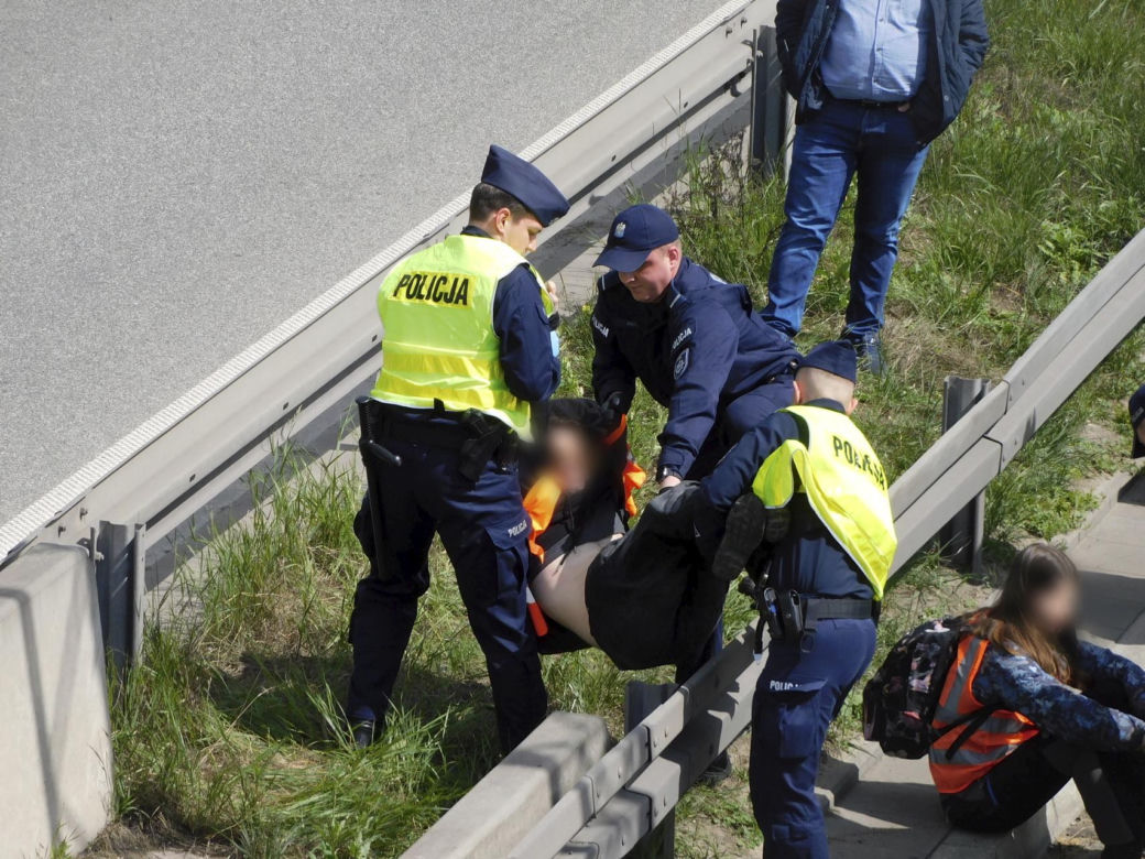 Ostatnie Pokolenie znowu to zrobiło! Przykleili się do asfaltu na trasie S8