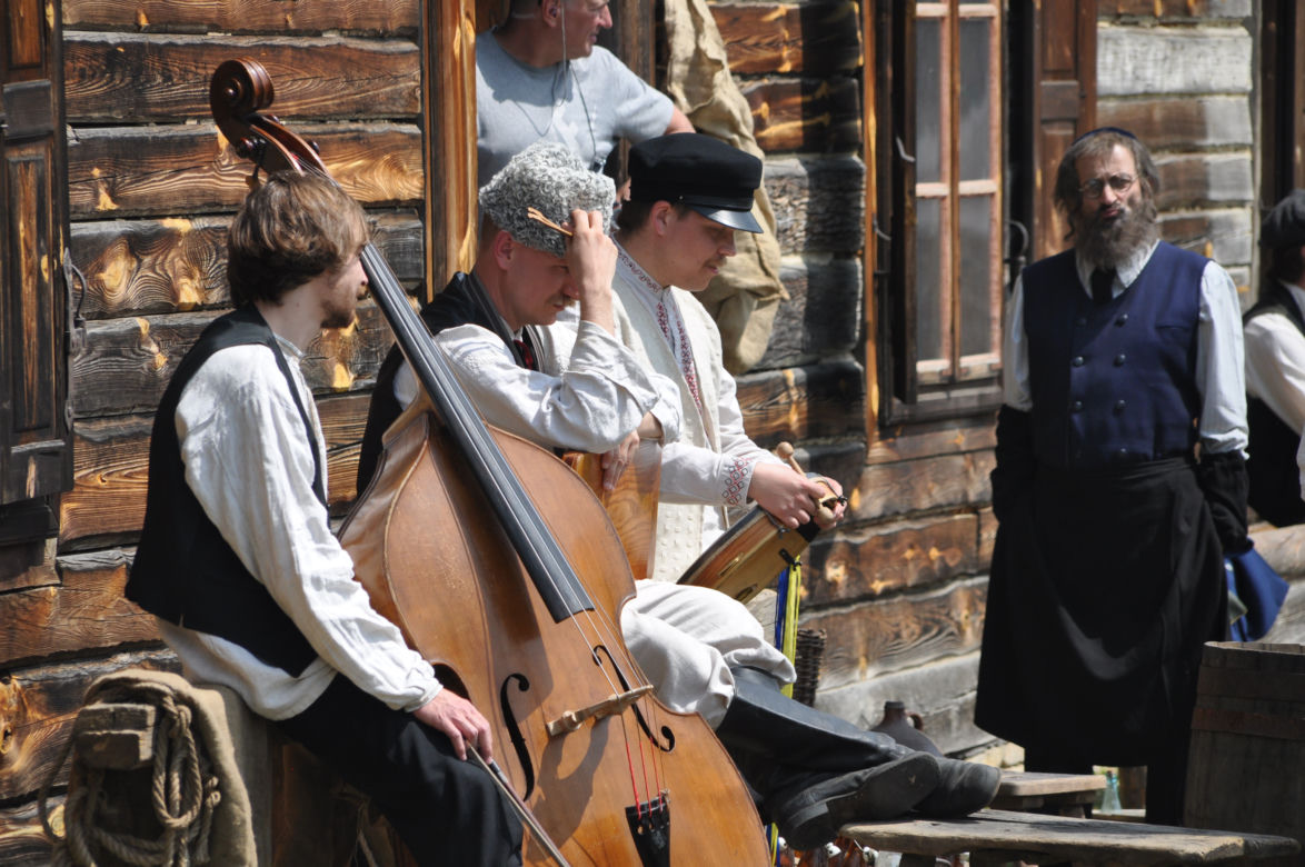 "Sami swoi. Początek". Filmowy kręcili sceny w Muzeum Wsi Kieleckiej w Tokarni