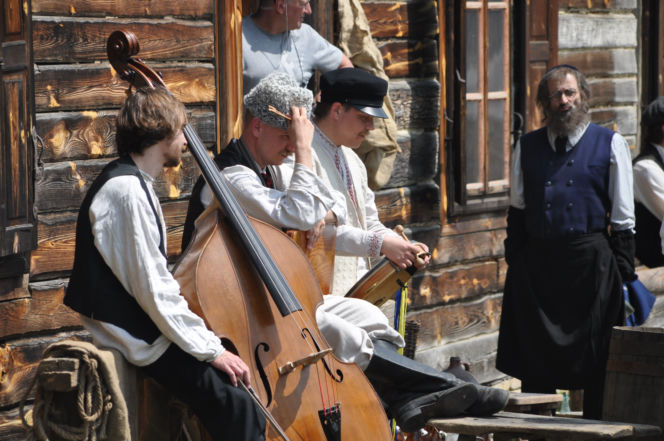 "Sami swoi. Początek". Filmowy kręcili sceny w Muzeum Wsi Kieleckiej w Tokarni