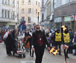 Orszak Trzech Króli 2026 w Toruniu. Zdjęcia z samego serca starówki