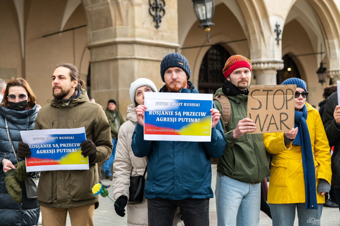 Kraków solidarny z Ukrainą! Wielka manifestacja na Rynku Głównym [ZDJĘCIA]