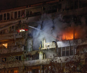 Nocny atak na Kijów! Wielkie eksplozje, płoną bloki