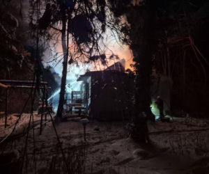 Dramat pod Mińskiem Mazowieckim. Spłonął dom. Rodzina zostła bez dachu nad głową