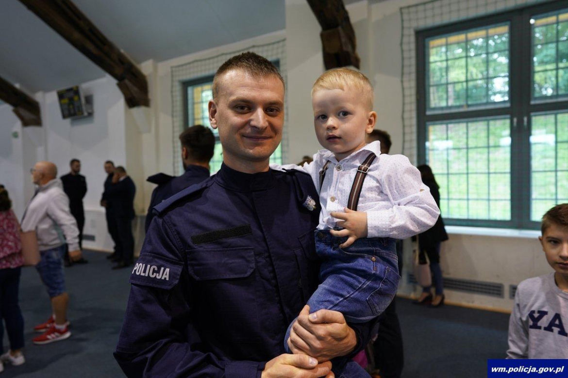 Ślubowanie nowych policjantów w Olsztynie. W szeregi wstąpiło 47 funkcjonariuszy [ZDJĘCIA]