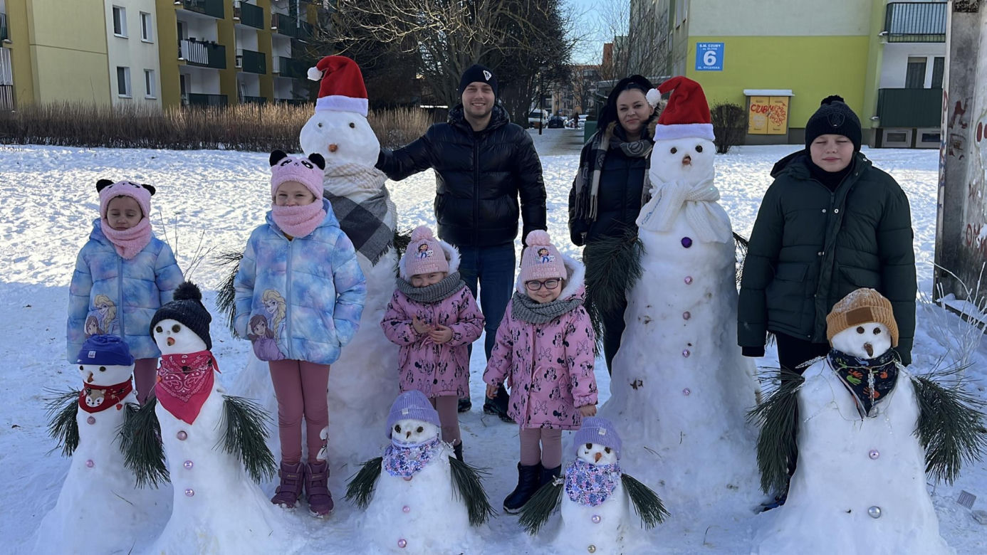 Rodzina bałwanów w Lublinie. Państwo Wrońscy zbudowali zimowy hit osiedla