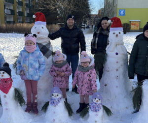 Rodzina bałwanów w Lublinie. Państwo Wrońscy zbudowali zimowy hit osiedla