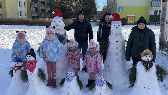 Rodzina bałwanów w Lublinie. Państwo Wrońscy zbudowali zimowy hit osiedla
