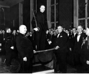 Uroczystoć przyjmowania nowych górników do zawodowego zespołu poprzez skok przez skórkę. Rok 1936