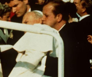 Papież Jan Paweł II postrzelony na placu św. Piotra