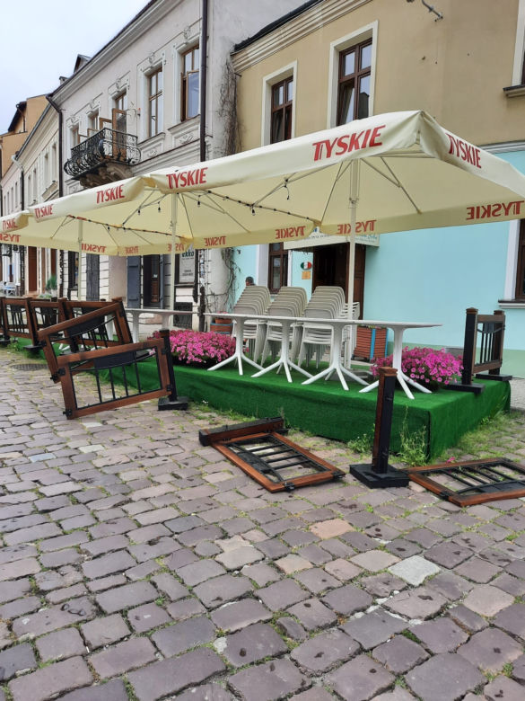 Wandale szaleją na rzeszowskim Rynku. W nocy uszkodzili ogródek [ZDJĘCIA]