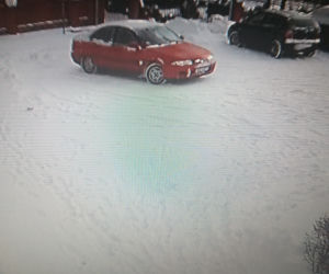 Mistrz parkowania uderzył w auto i uciekł! Policja opublikowała nagranie