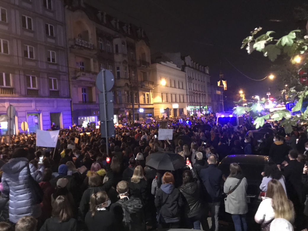 Protest kobiet w Katowicach. Tłumy strajkują przeciwko zakazowi aborcji