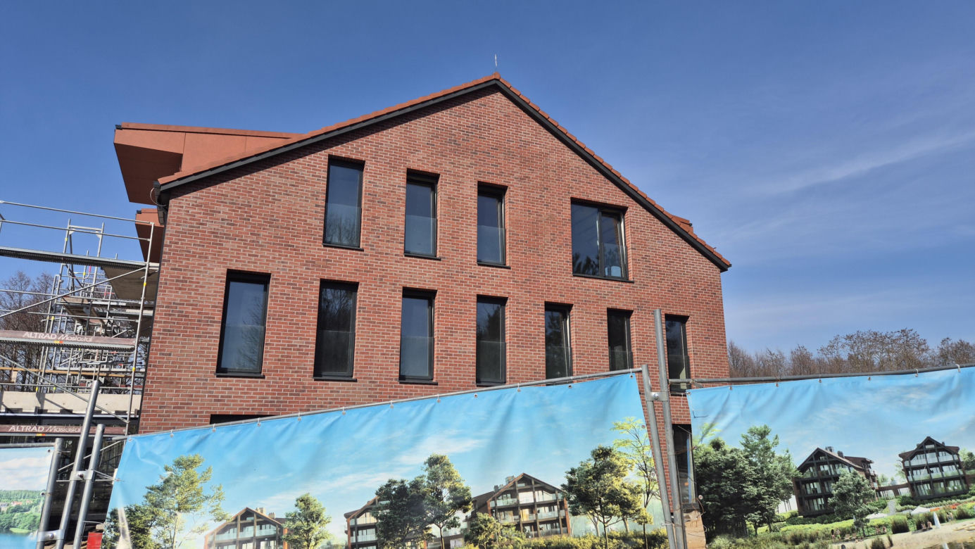 Nad jeziorem Ukiel w Olsztynie powstają luksusowe apartamenty. Na jakim etapie są prace?