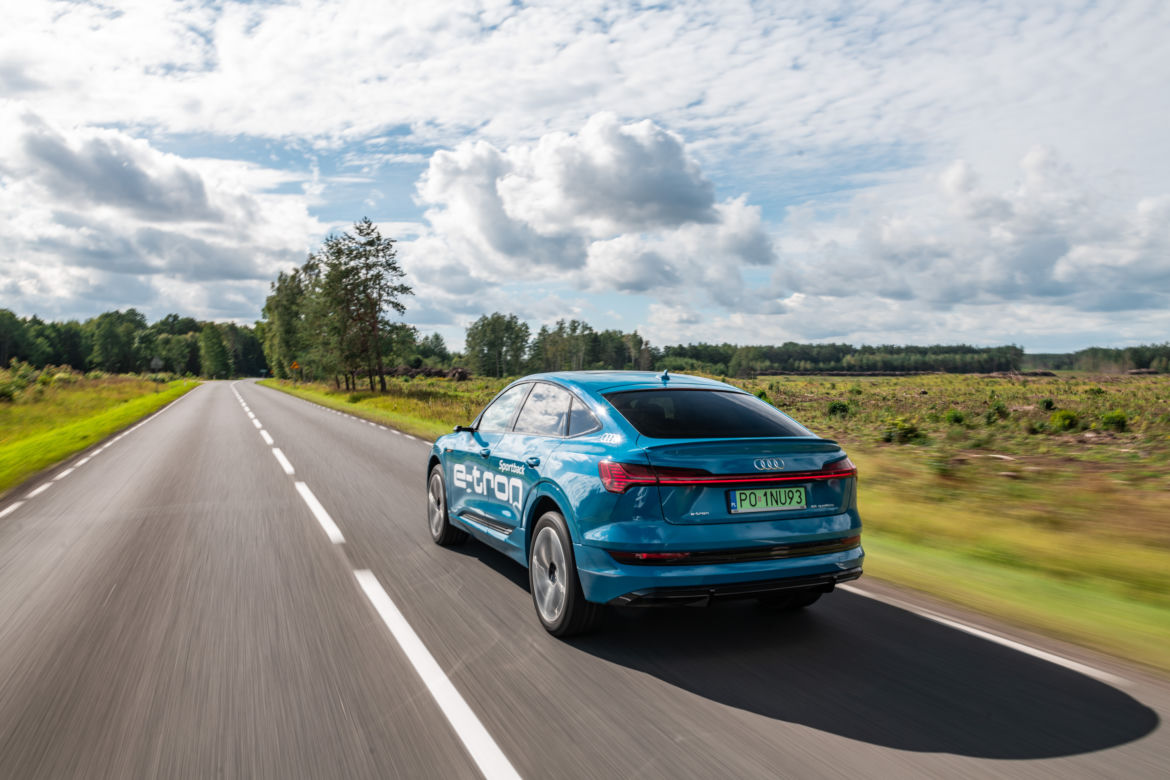 Audi e-tron Sportback 55 quattro S line (Antigua Blue)