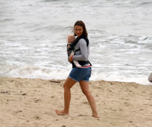 Anna Starmach z dzieckiem na plaży