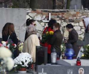 Grób Madzi z Sosnowca. Odwiedziła go dziś babcia Madzi