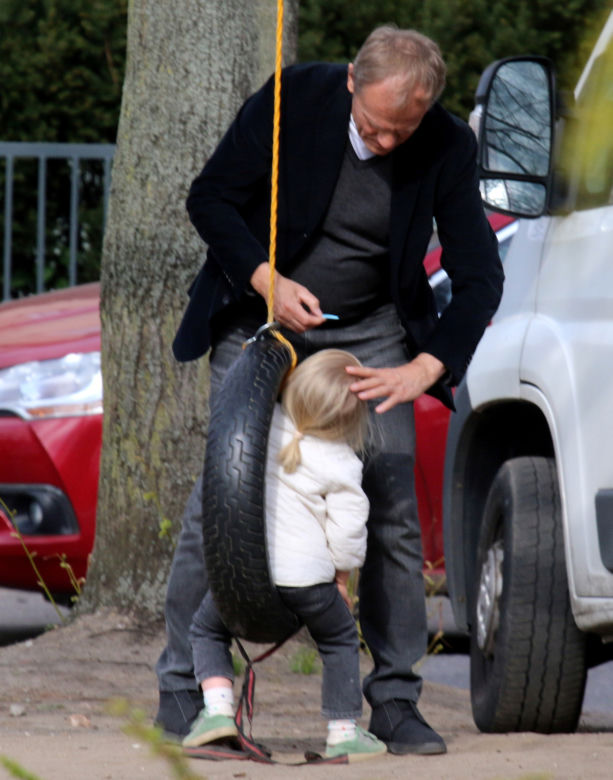 Donald Tusk z wnuczka na placu zabaw