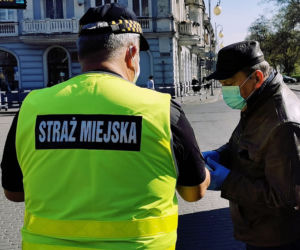 Kalisz. Straż miejska rozdaje maseczki i edukuje mieszkańców! [ZDJĘCIA] 