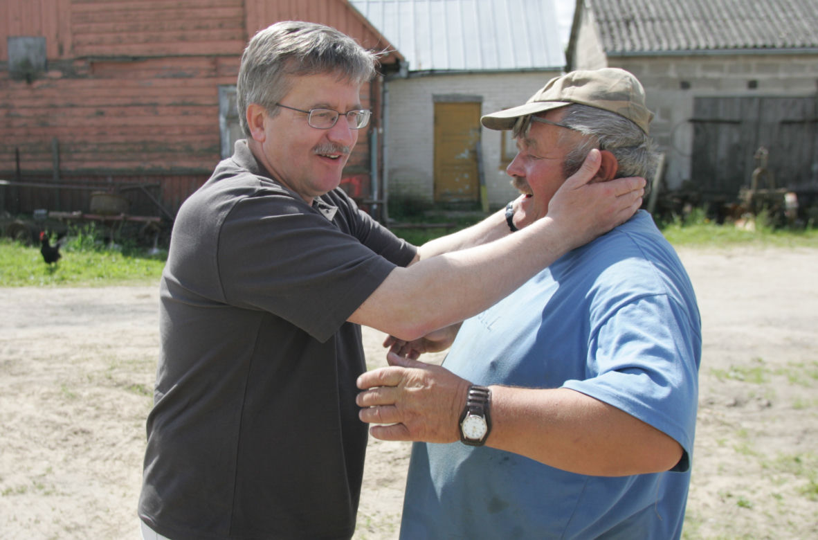 Bronisław Komorowski w Budzie Ruskiej z przyjacielem, sołtysem Bolesławem Jurkunem 