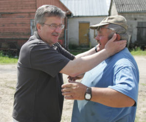Bronisław Komorowski w Budzie Ruskiej z przyjacielem, sołtysem Bolesławem Jurkunem 