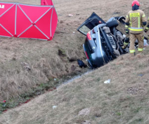Gniazdowo. Kierowca volkswagena zginął po zderzeniu z tirem. W aucie ogromna kwota! Milion euro? [ZDJĘCIA]