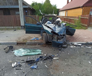 Nowosady. Koszmarny wypadek. Kierowca lanosa zginął na miejscu