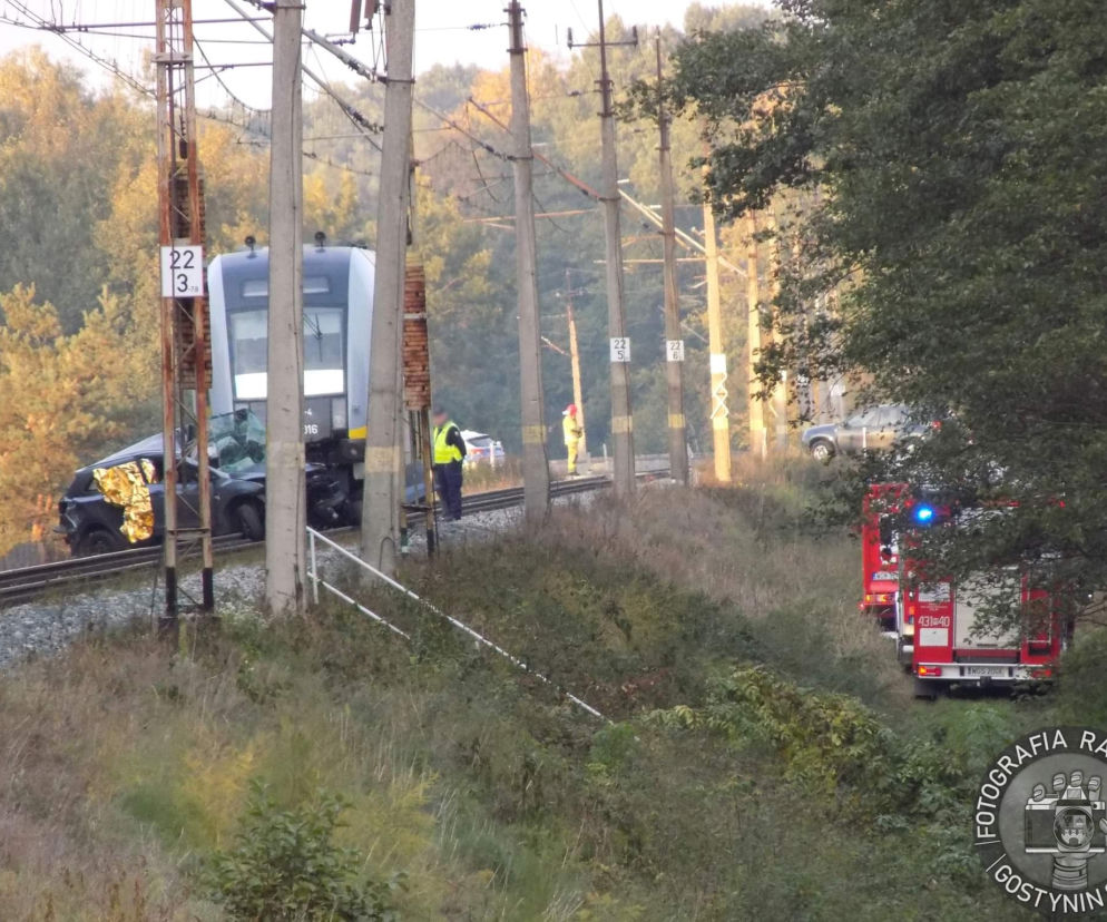 Wjechał hyundaiem pod pociąg! 61-latek zginął w wypadku pod Gostyninem [ZDJĘCIA]