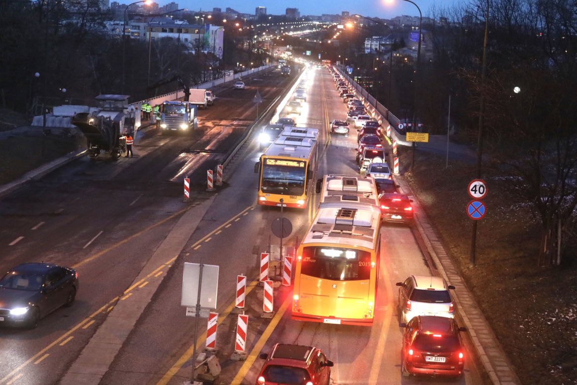 Slalom na Trasie Łazienkowskiej. Trwa remont wiaduktów