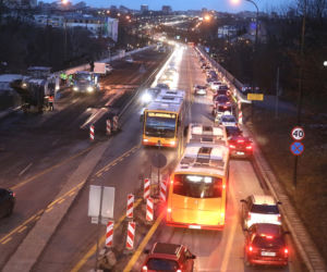 Slalom na Trasie Łazienkowskiej. Trwa remont wiaduktów