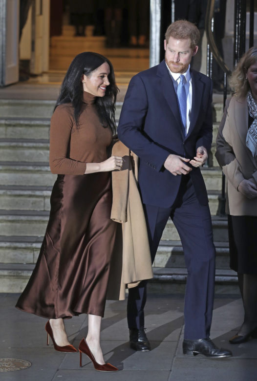 Harry i Meghan ODCHODZĄ z rodziny królewskiej! Zarobią na tym miliony