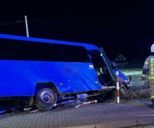 Dramatyczne sceny w Stadnikach. Kierowca busa reanimowany po wypadku