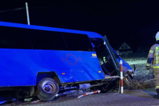 Dramatyczne sceny w Stadnikach. Kierowca busa reanimowany po wypadku