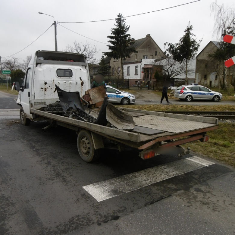 Wjechał wprost pod nadjeżdżający pociąg! Cud, że to się tak skończyło 
