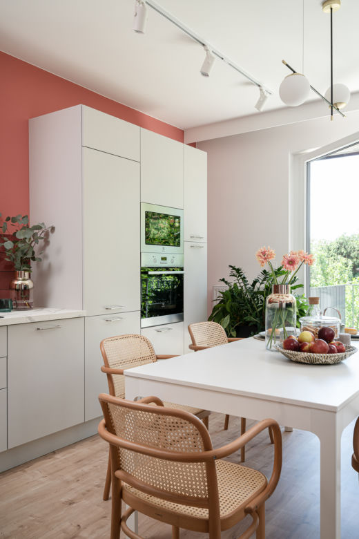 Mieszkanie w kolorze koralowym
