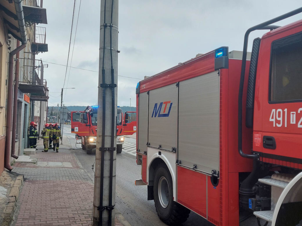 Pożar w kamienicy przy Iłżeckie w Starchowicach! W niedzielny poranek służby w akcji