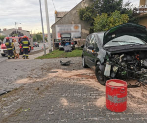 Częstochowa. Kierowca zasnął za kierownicą. Jego samochód WBIŁ SIĘ w budynek [ZDJĘCIA]