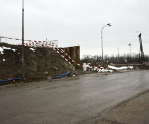 Masy ziemne, zmieszane z drobnym gruzem, pochodzą z wykopów i rozbiórki stadionu.