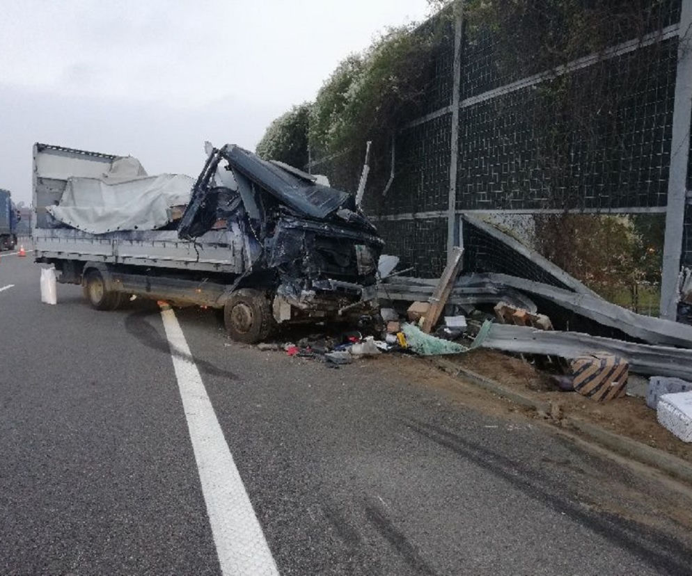 22-letni kierowca audi uderzył w ciężarówkę na autostradzie A4. Droga zablokowana