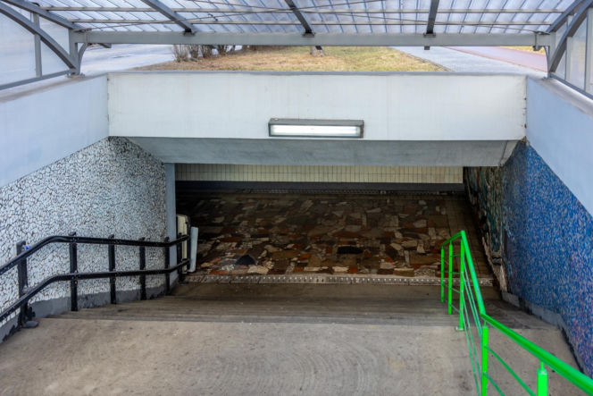 Przejście podziemne przy dawnej kopalni - mozaika z PRL