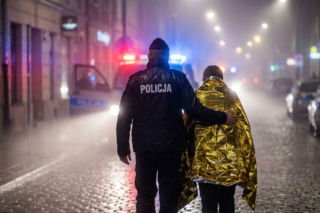 Pożar w Płocku. Policjanci ewakuowali ponad 20 osób z płonącego budynku