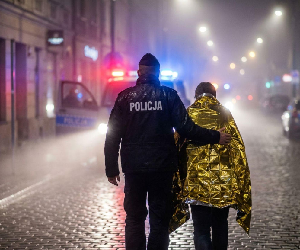 Pożar w Płocku. Policjanci ewakuowali ponad 20 osób z płonącego budynku