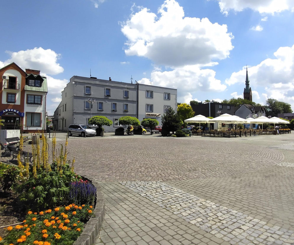 Rynek w Rydułtowach z kamienicami i ogródkami gastronomicznymi. O historii tego miasta przeczytasz na Eska Śląskie.